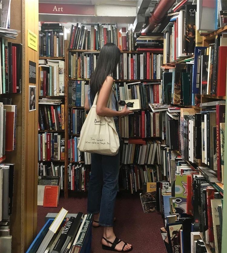 Библиотекарь девушка с книгой